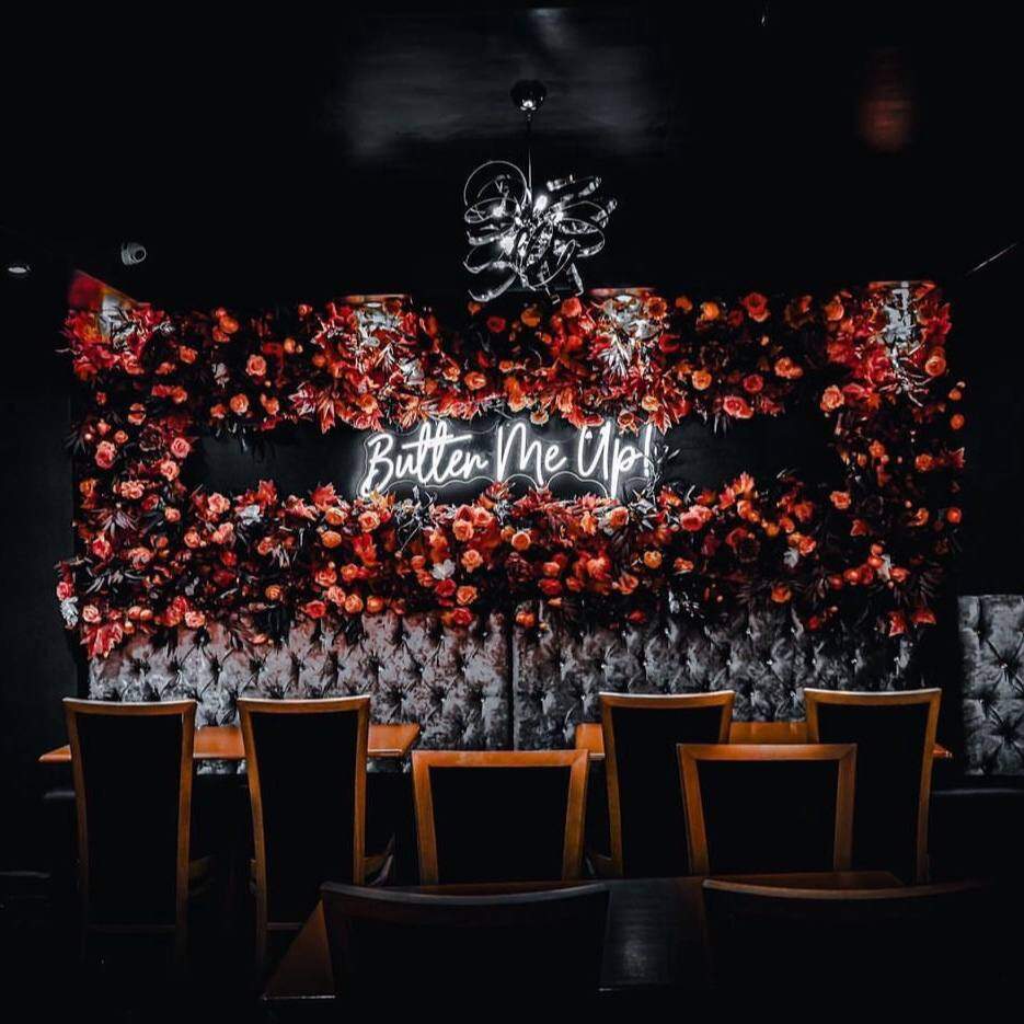 The Benefits of Neon Signs in a Restaurant Environment